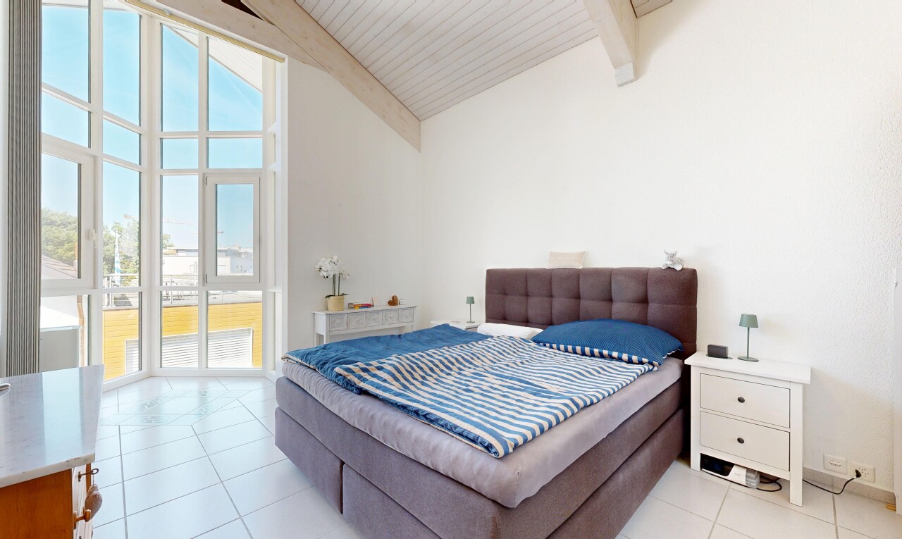 zimmer / schlafzimmer mit vaulted ceiling, dachschräge, drywall, gipskartonwand, und high ceiling