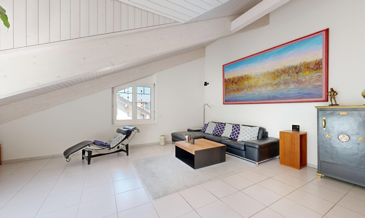 wohnzimmer mit inside property, drywall, gipskartonwand, vaulted ceiling, und dachschräge