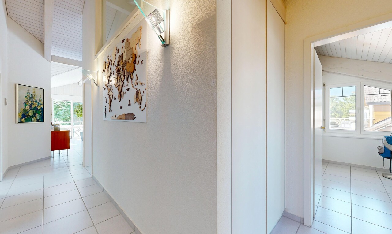 halle / korridor mit high end ceiling, beamed ceiling, balkendecke, inside community, und wood ceiling