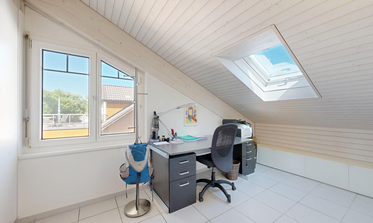 büro mit day time, natürliches licht, inside property, dachfenster, und vaulted ceiling
