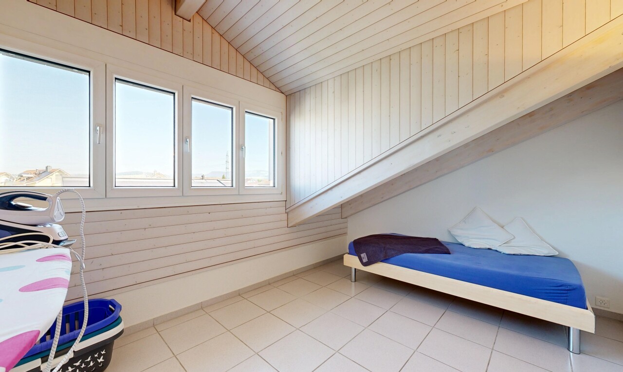 zimmer / schlafzimmer mit natürliches licht, vaulted ceiling, dachschräge, day time, und tile floor