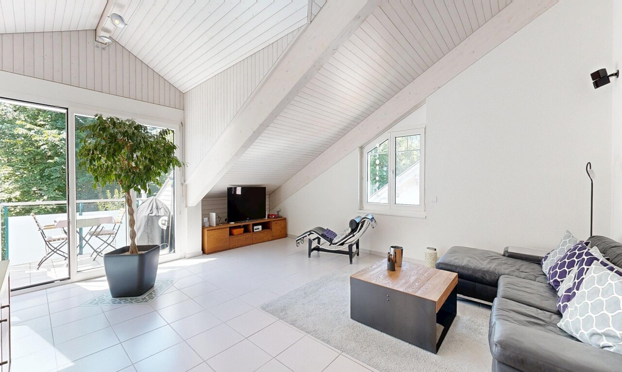 wohnzimmer mit vaulted ceiling, dachschräge, natürliches licht, fernseher, und drywall
