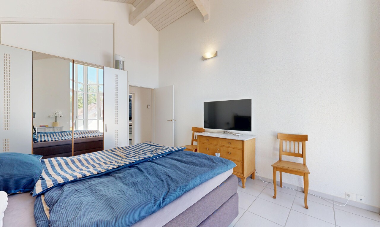 zimmer / schlafzimmer mit beamed ceiling, balkendecke, drywall, gipskartonwand, und high ceiling