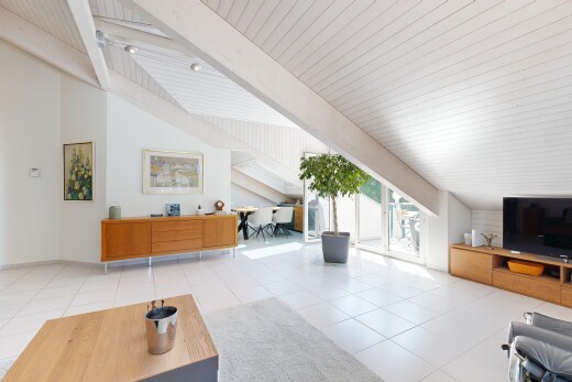 wohnzimmer mit fernseher, vaulted ceiling, dachschräge, drywall, und gipskartonwand