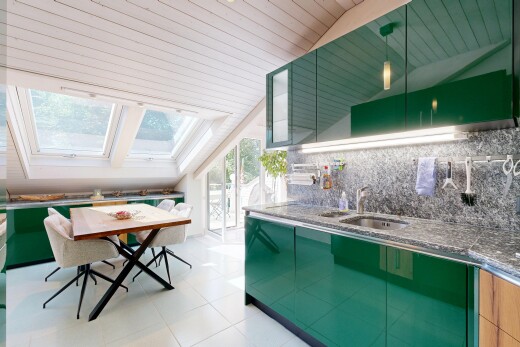 küche mit grüne schränke, green cabinets, vaulted ceiling, dachschräge, und inside property
