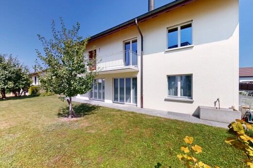 außenansicht mit balkon, stuckverkleidung, rasen, property visible, und day time