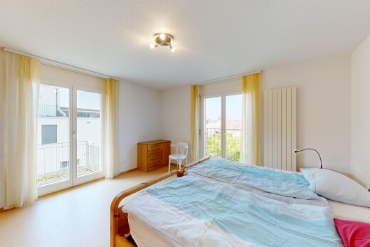 zimmer / schlafzimmer mit außenzugang, drywall, gipskartonwand, natural light, und natürliches licht