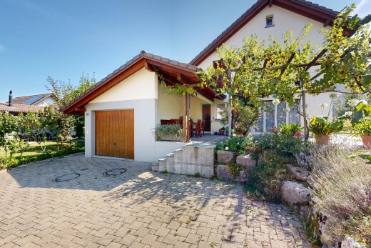 außenansicht mit terrasse, property visible, day time, garage angeschlossen, und stuckverkleidung