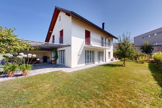 außenansicht mit terrasse, rasen, balkon, property visible, und stuckverkleidung