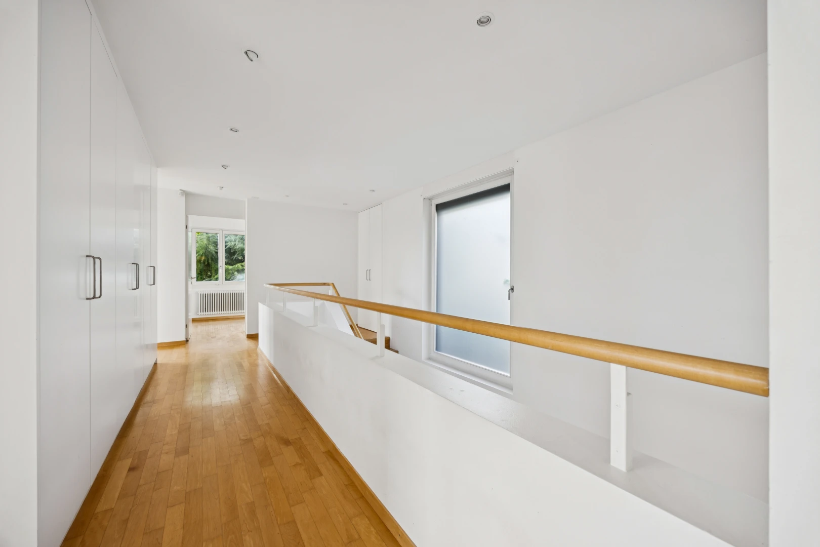 halle / korridor mit gipskartonwand, drywall, holzfußboden, wood finish floor, und inside property