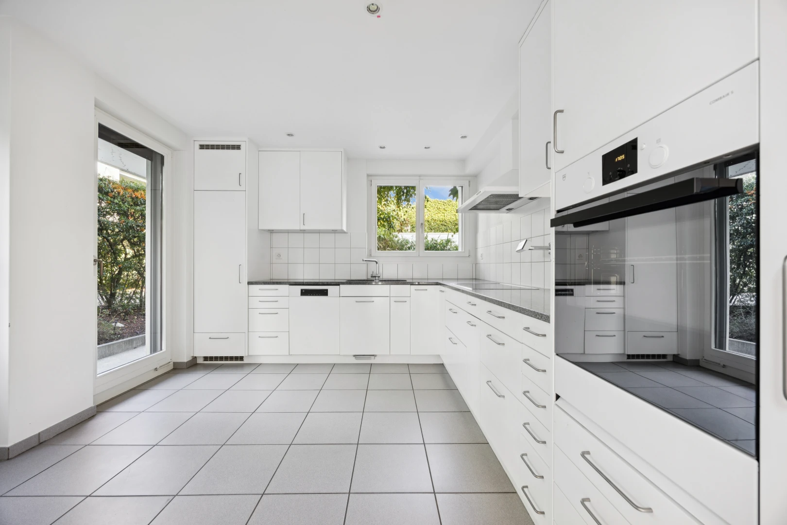 küche mit ofen, light floor, weiße schränke, white cabinets, und fliesenboden