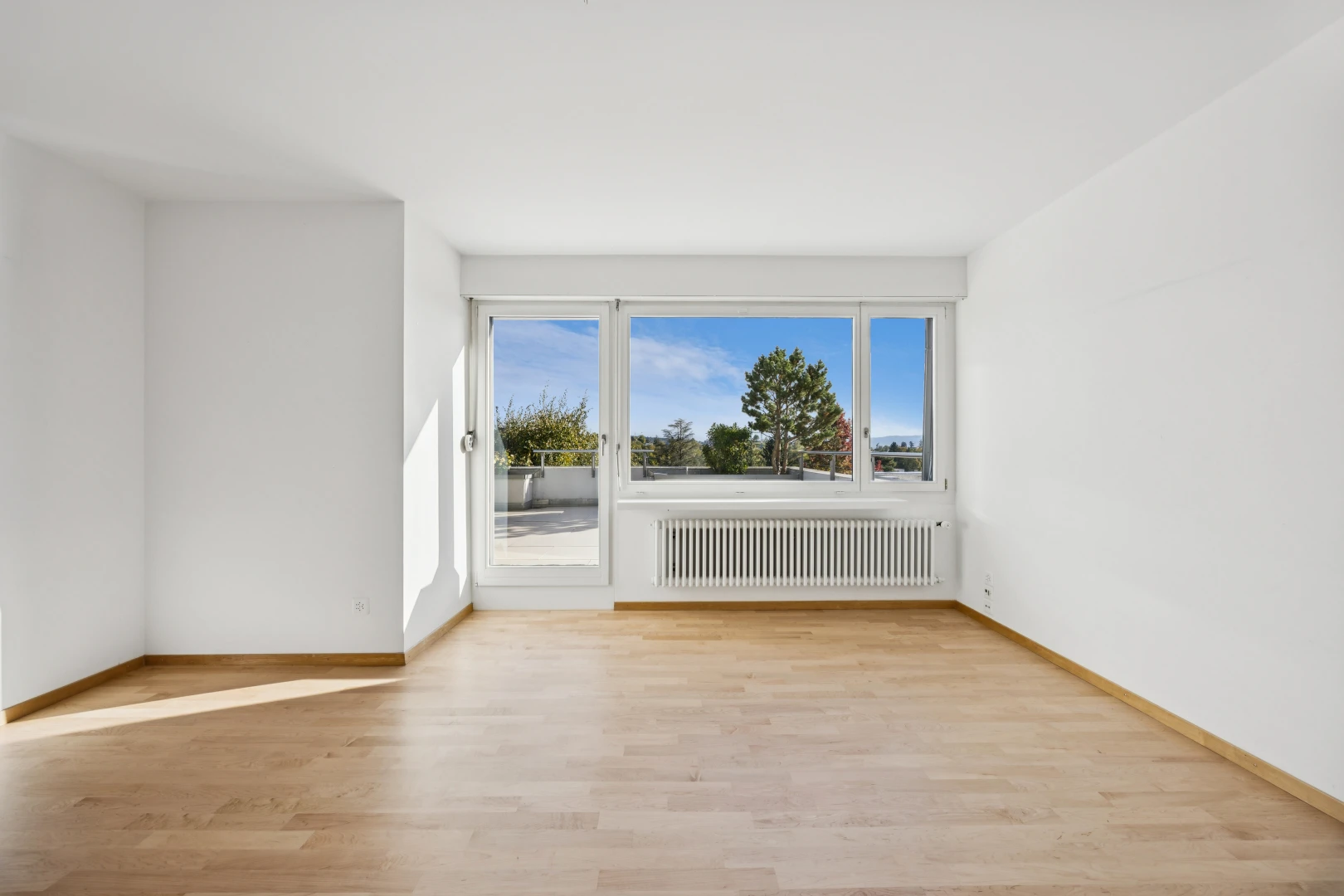 leerer raum mit kühler, gipskartonwand, drywall, inside property, und day time
