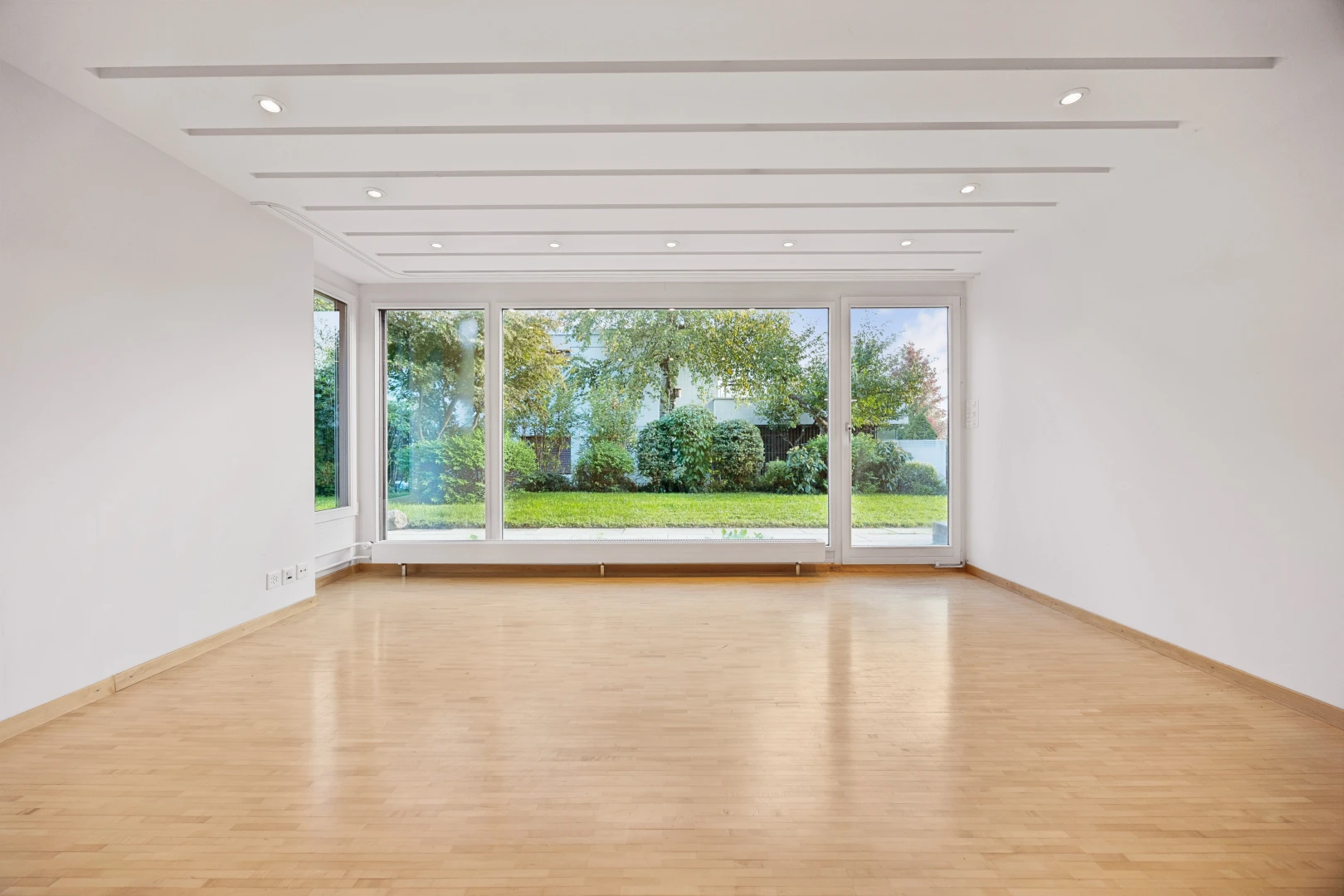 leerer raum mit einbauleuchten, gipskartonwand, drywall, inside property, und holzfußboden
