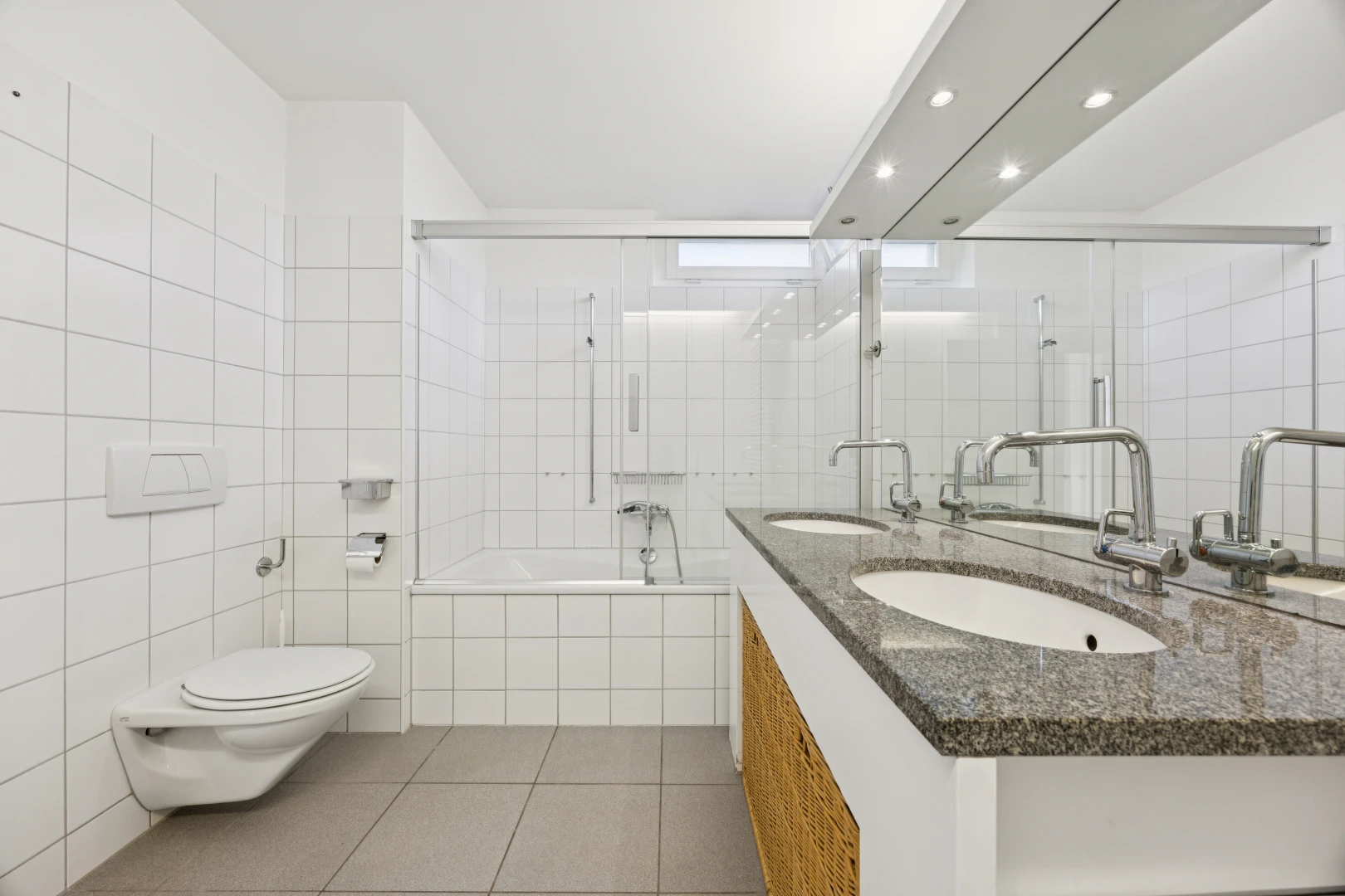 bad mit waschbecken, fliesenwand, tile wall, komplettes badezimmer, und fliesenboden