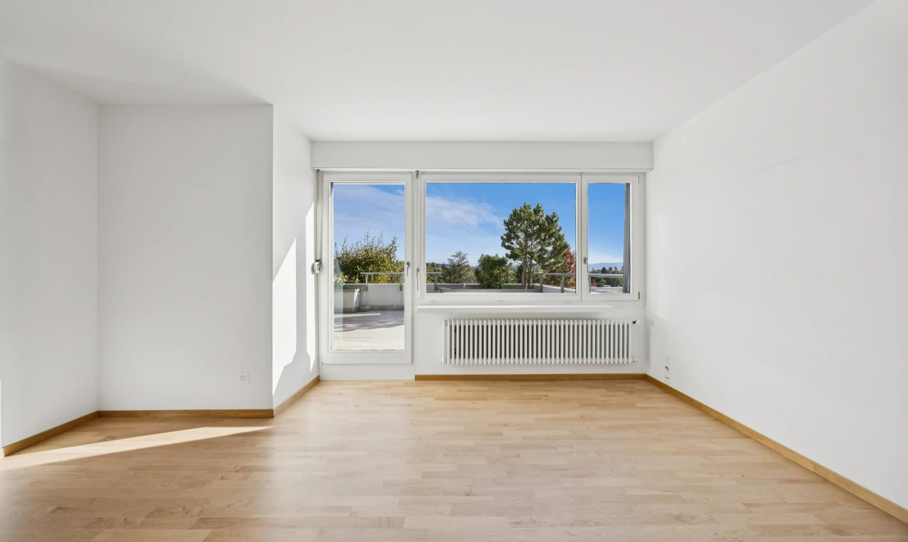 leerer raum mit kühler, gipskartonwand, drywall, inside property, und day time
