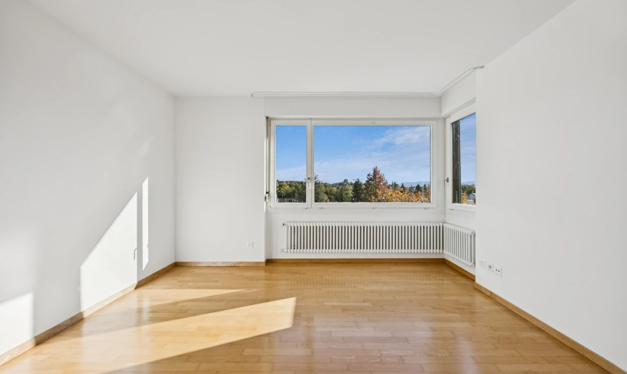 leerer raum mit day time, inside property, gipskartonwand, drywall, und holzfußboden