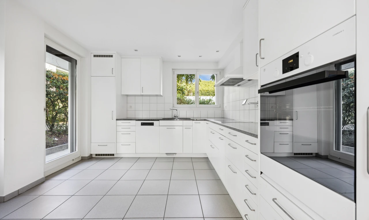 küche mit ofen, light floor, weiße schränke, white cabinets, und fliesenboden