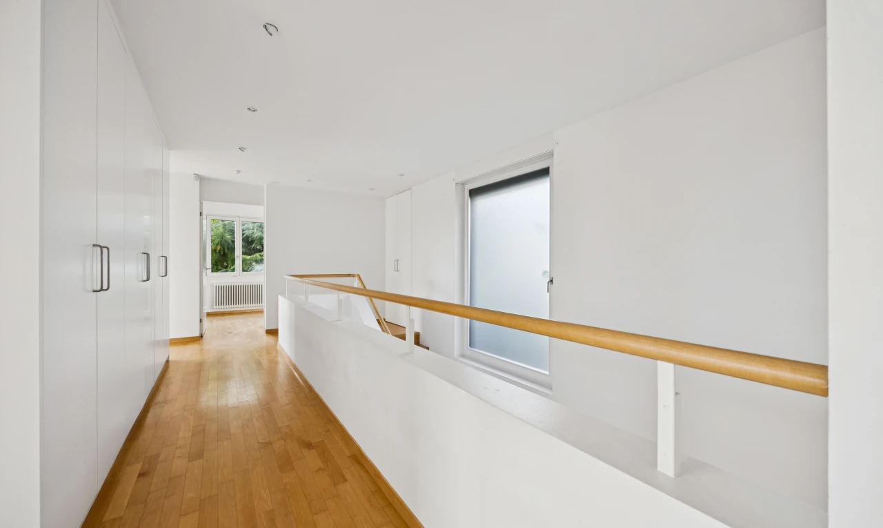 halle / korridor mit gipskartonwand, drywall, holzfußboden, wood finish floor, und inside property