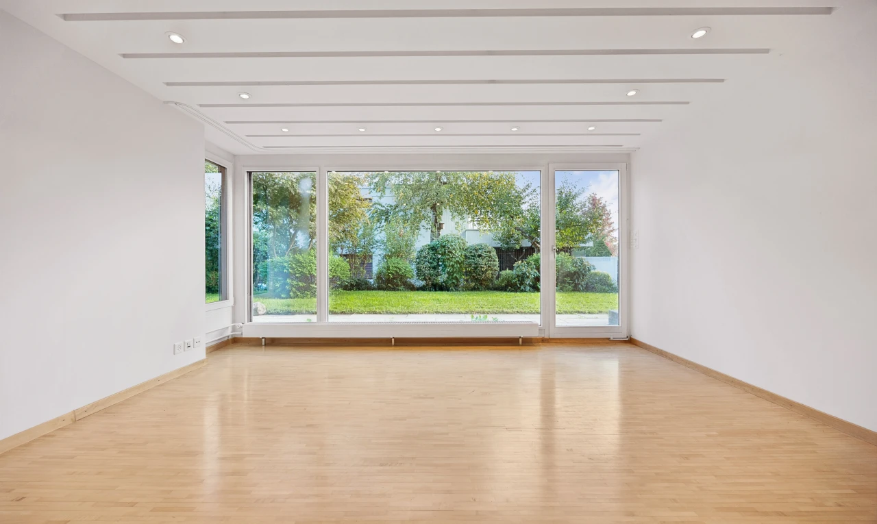 leerer raum mit einbauleuchten, gipskartonwand, drywall, inside property, und holzfußboden