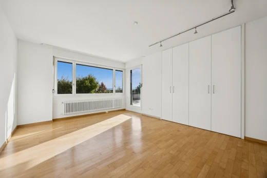 leerer raum mit kühler, inside property, gipskartonwand, drywall, und holzfußboden