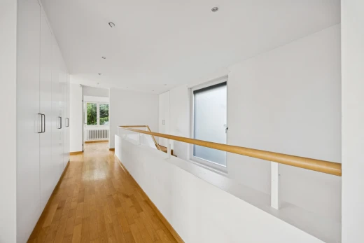 halle / korridor mit gipskartonwand, drywall, holzfußboden, wood finish floor, und inside property