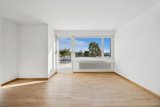 leerer raum mit kühler, gipskartonwand, drywall, inside property, und day time