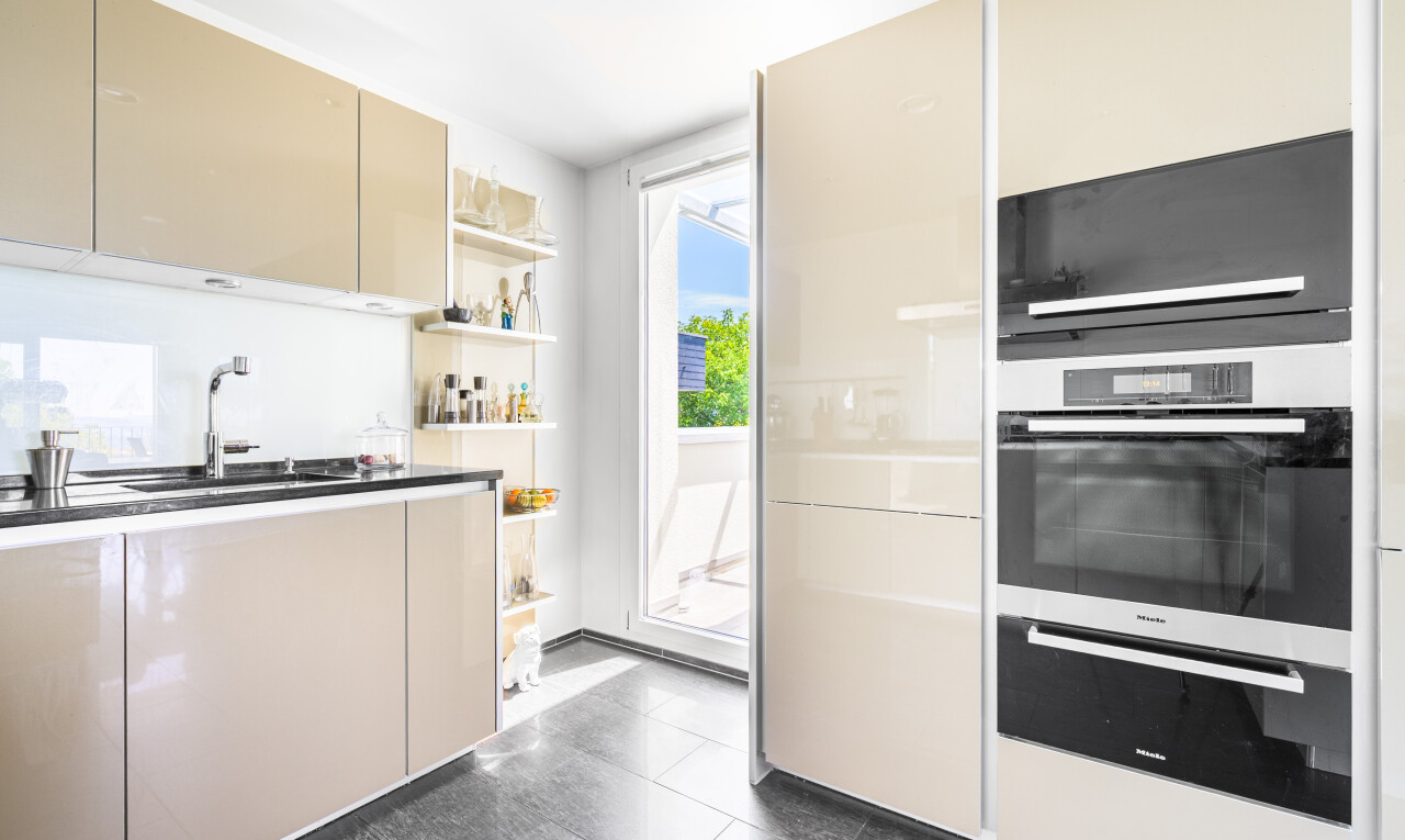 küche mit warmhalteschublade, inside property, offene regale, natürliches licht, und natural light