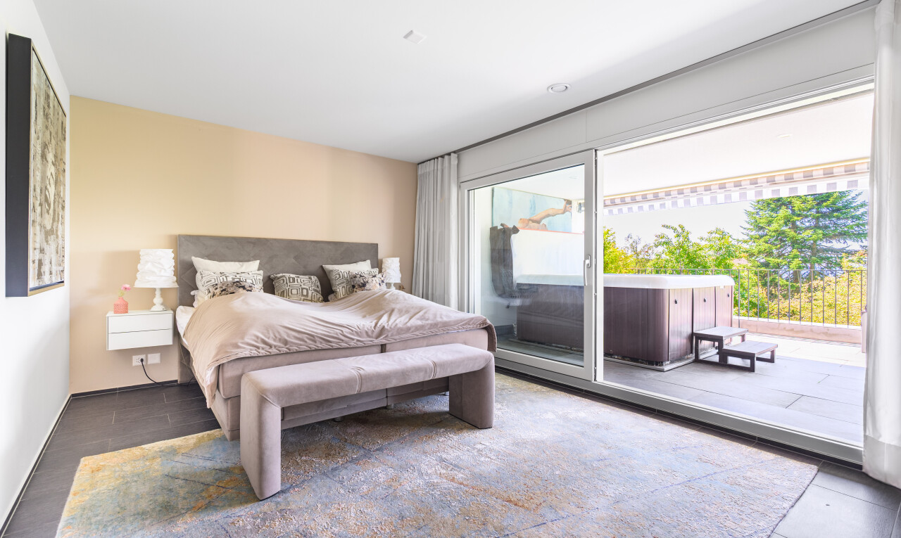 zimmer / schlafzimmer mit außenzugang, natürliches licht, natural light, inside property, und gipskartonwand