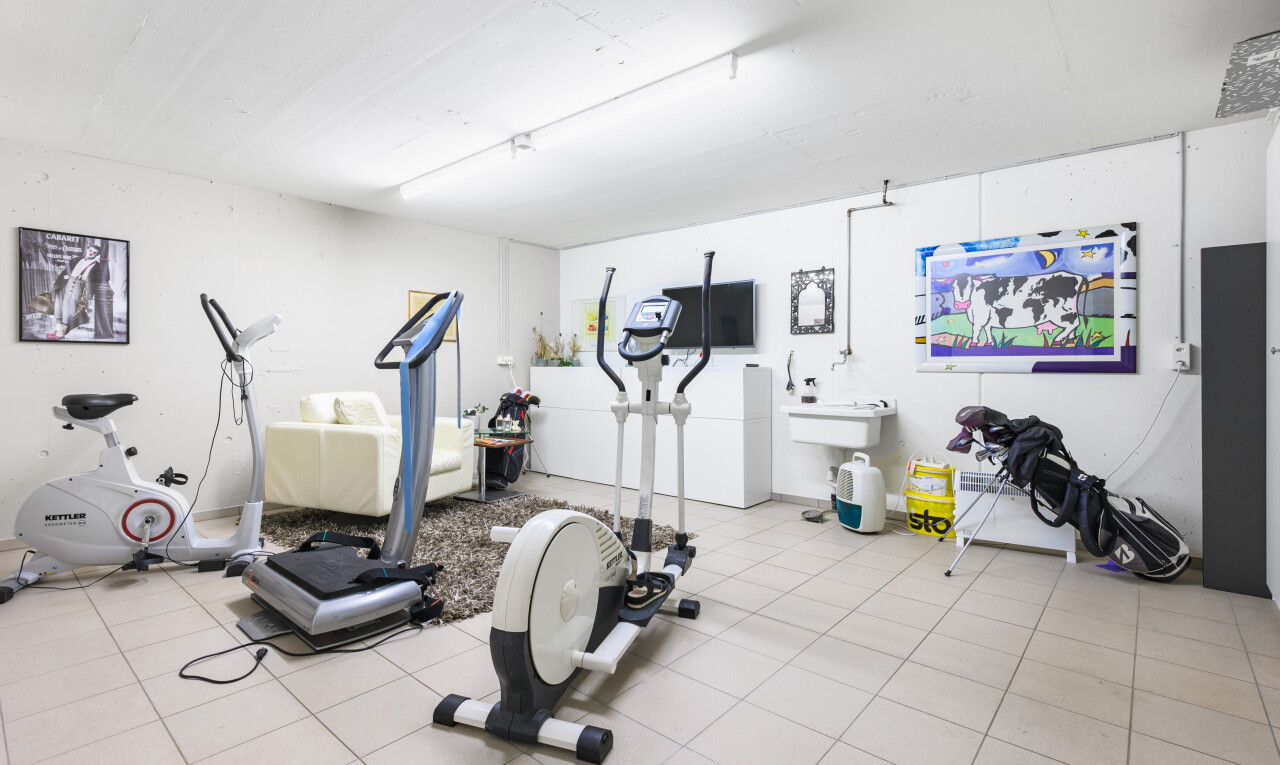 fitnessstudio mit inside property, gipskartonwand, drywall, fliesenboden, und tile floor