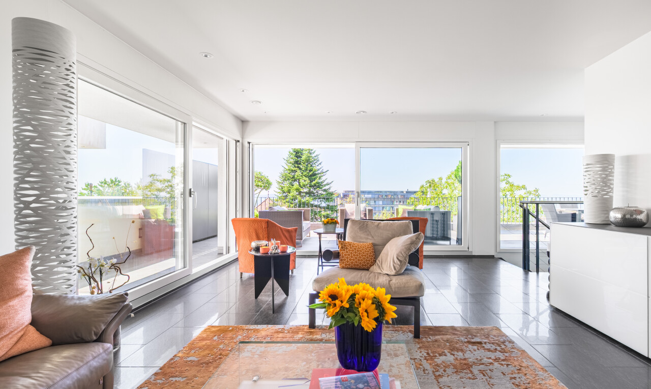 wohnzimmer mit day time, natürliches licht, natural light, inside community, und fliesenboden