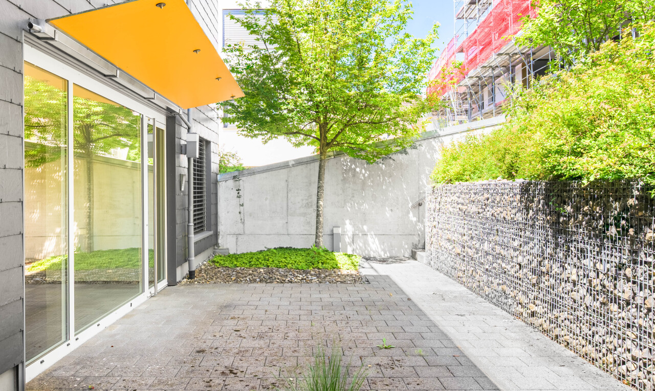 terrasse mit terrasse, zaun, und from property