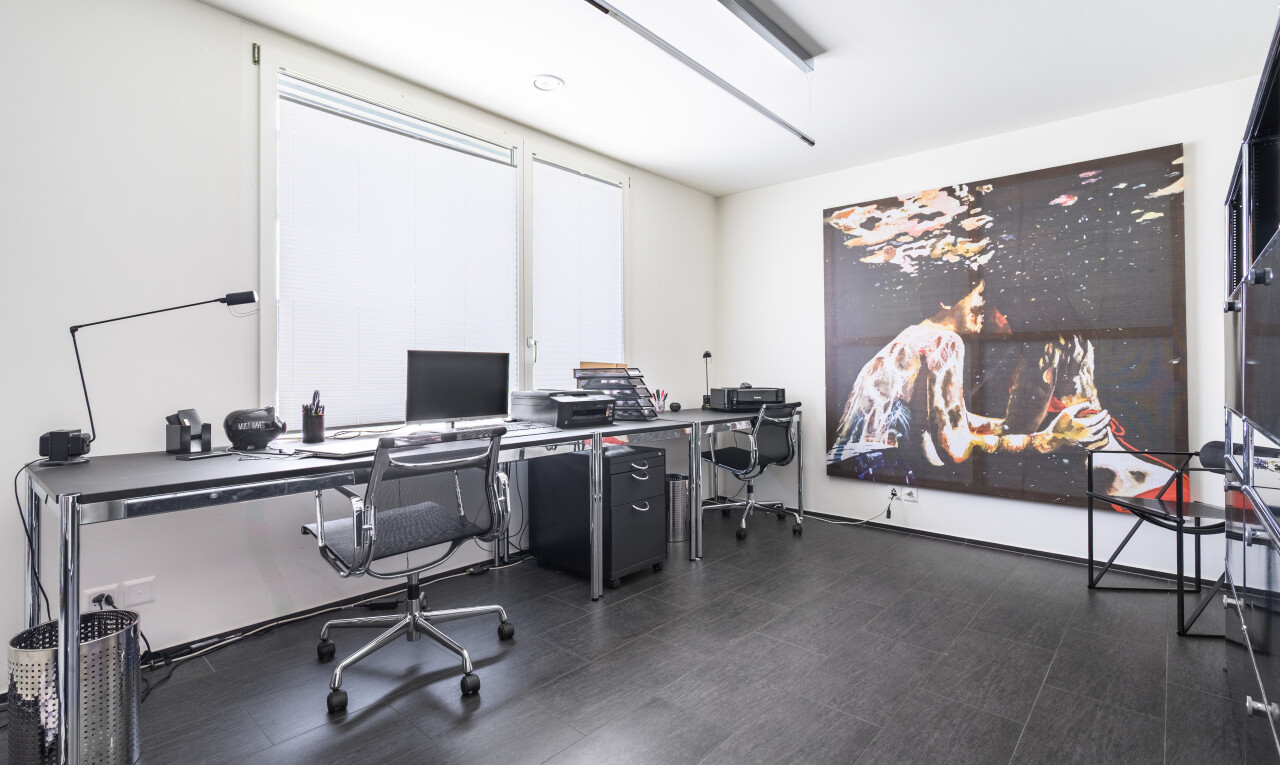 büro mit bürobereich, fernseher, inside community, gipskartonwand, und drywall