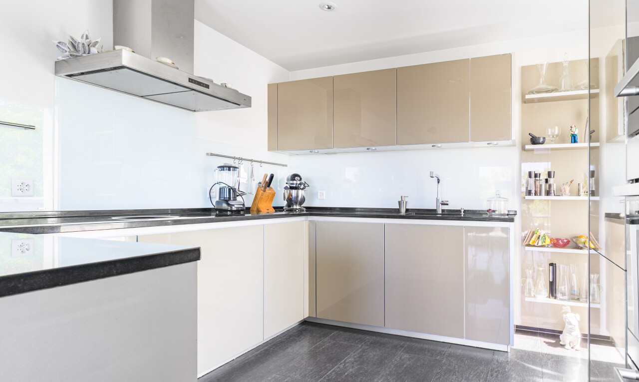 küche mit dunstabzugshaube, inside property, cremefarbene schränke, offene regale, und arbeitsplatten