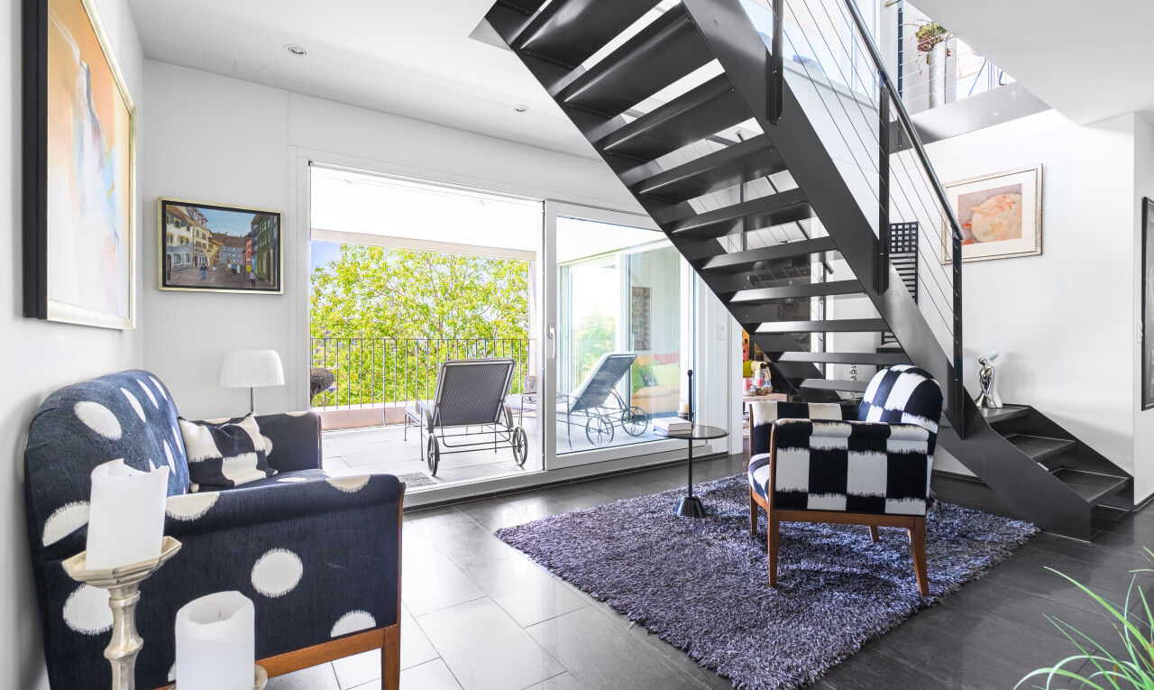 wohnzimmer mit inside property, gipskartonwand, drywall, natürliches licht, und natural light