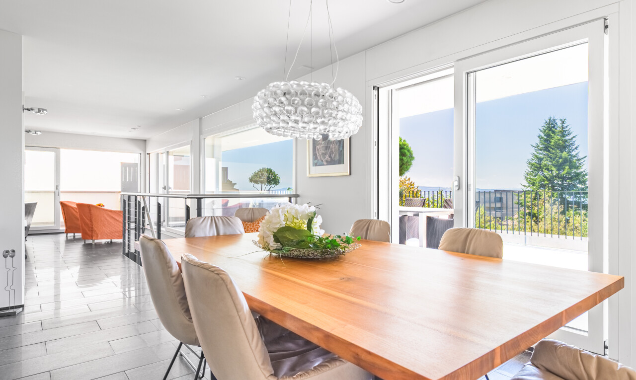 esszimmer mit natürliches licht, natural light, day time, bemerkenswerter kronleuchter, und inside property