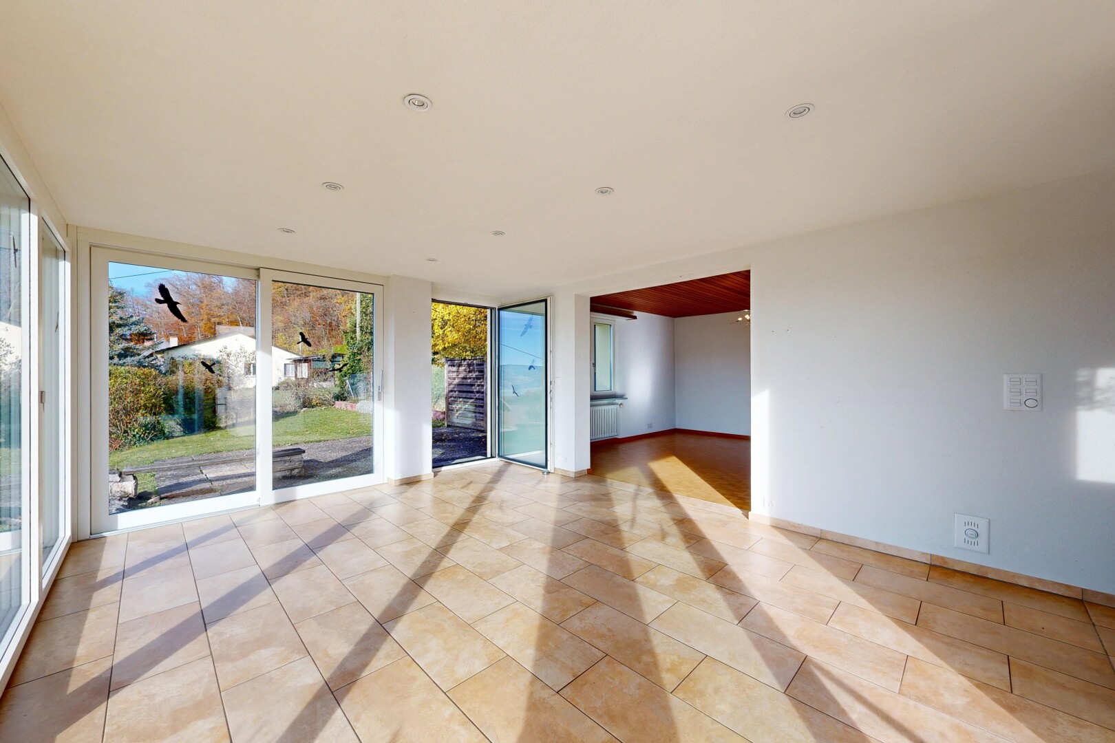 leerer raum mit natural light, natürliches licht, drywall, gipskartonwand, und floor ceiling windows