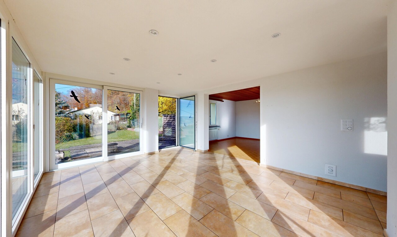 leerer raum mit natural light, natürliches licht, drywall, gipskartonwand, und floor ceiling windows