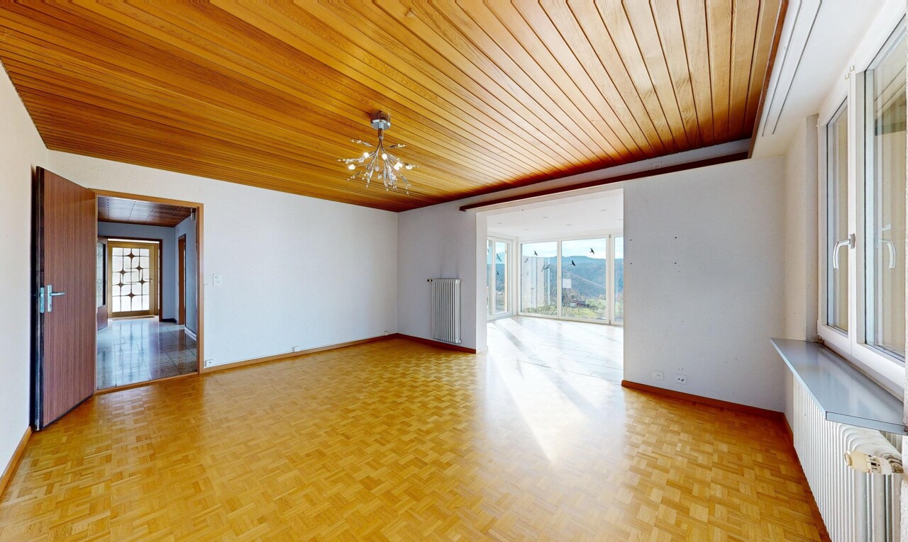 leerer raum mit natural light, natürliches licht, inside property, wood ceiling, und holzdecke