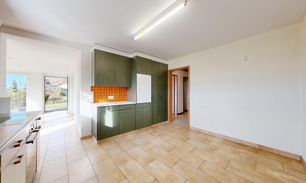 küche mit grüne schränke, natural light, natürliches licht, drywall, und gipskartonwand