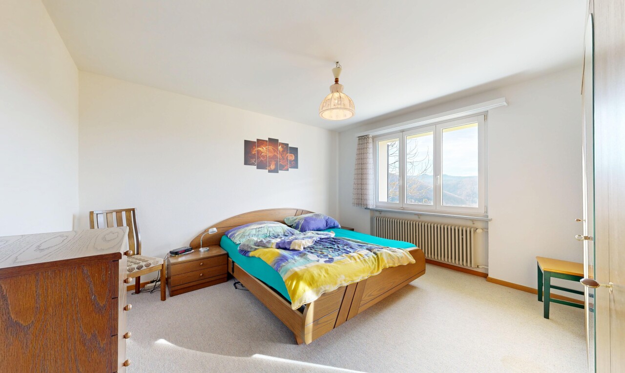 zimmer / schlafzimmer mit drywall, gipskartonwand, natural light, natürliches licht, und kühler