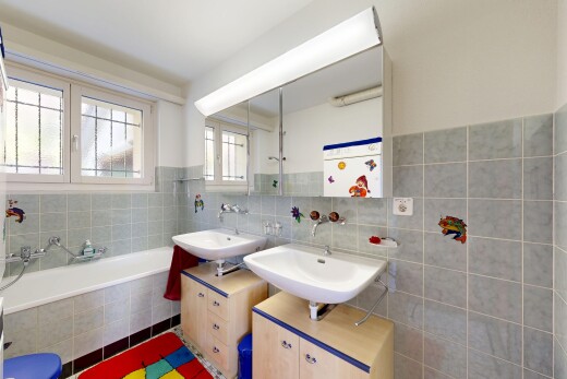 bad mit komplettes badezimmer, spiegel, tile wall, fliesenwand, und inside property