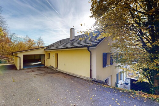 außenansicht mit stuckverkleidung, property visible, schornstein, day time, und garage