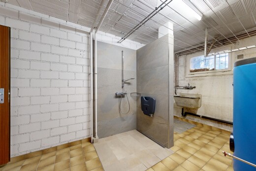 bad mit komplettes badezimmer, dusche, inside community, natural light, und natürliches licht