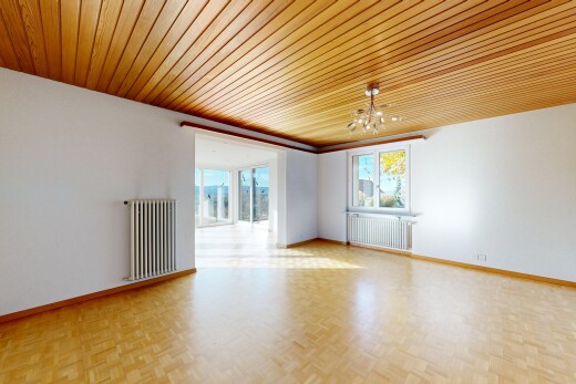 leerer raum mit kühler, bemerkenswerter kronleuchter, gipskartonwand, drywall, und wood ceiling