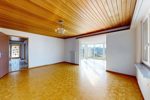 leerer raum mit natural light, natürliches licht, inside property, wood ceiling, und holzdecke