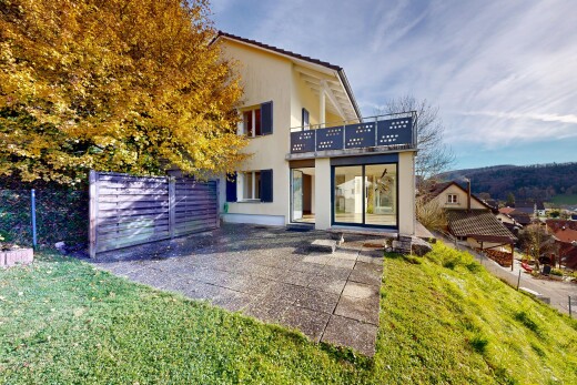 außenansicht mit zaun, stuckverkleidung, day time, balkon, und rasen