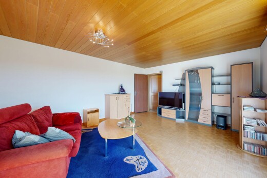 wohnzimmer mit fernseher, drywall, gipskartonwand, inside property, und bemerkenswerter kronleuchter