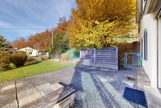 garten mit rasen, terrasse, power lines view, day time, und from property