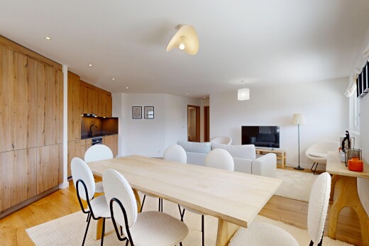 wohn- / esszimmer mit holzfußboden, wood finish floor, fernseher, inside property, und gipskartonwand