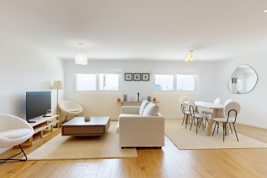 wohn- / esszimmer mit natürliches licht, natural light, fernseher, gipskartonwand, und drywall